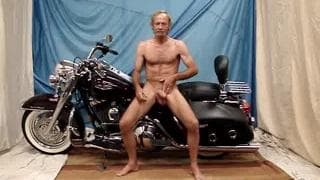 Männlicher Stripper liebt es Strings zu tragen