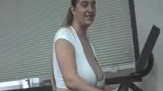 Amateur-Milf mit großen Titten vor der Kamera