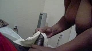 Sie zeigt uns wie sie mit einem Schwanz umgeht