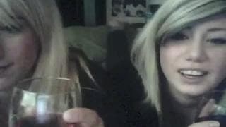 Diese Mädchen trinken Bier und spielen