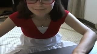 Sie ist sehr künstlerisch beim Masturbieren