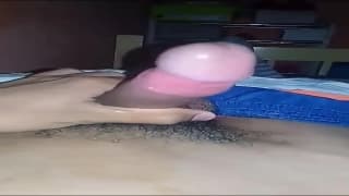 Junger Mann wichst sich ab und filmt es