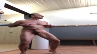 Geiler Typ, der in öffentlicher Dusche masturbiert