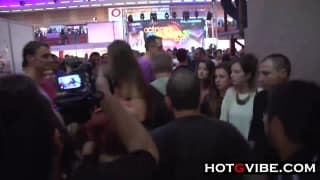 Emilio fickt Amirah in der Öffentlichkeit hart