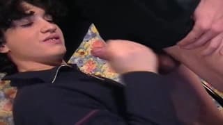 Zwei junge Freunde fühlen zu Hause Freude