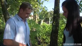 Ein Paar erhält Geld für einen flotten Dreier Ein Paar erhält Geld für einen flotten Dreier