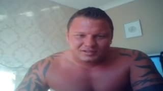 Mann liebt es sich vor der Kamera zu zeigen