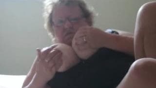 Alte Frau mit haariger Fotze fickt im Bett Alte Frau mit haariger Fotze fickt im Bett