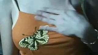 Sie macht sich nackt und zeigt ihre Titten