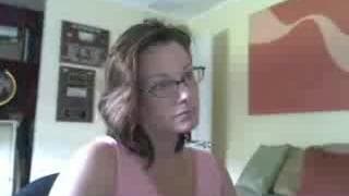 Die schwangere Brünette genießt ihren Körper