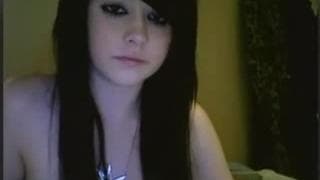 Dunkelhaarige Braut hat Spaß allein zu Hause