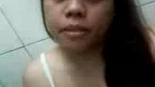 Schlampe masturbiert im öffentlichen Bad