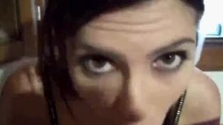 Hübsche Schlampe hat ihren Mund um den Schwanz