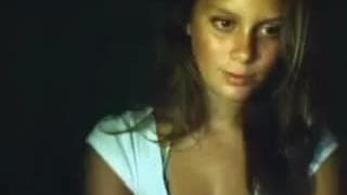 Diese Brünette genießt es, sich zu streicheln