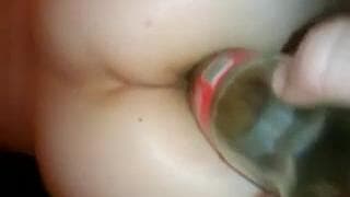 Fickt ihren Arsch mit einer Cola-Glas-Flasche