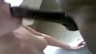 Sie weiß, wie man den schwarzen Schwanz bläst