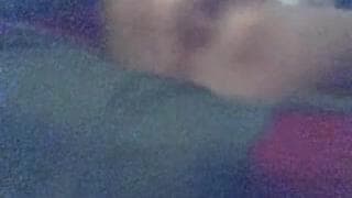 Sie fickt ihr kleines Loch im Schlafzimmer