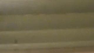 Beobachte diese Milf durch die Jalousien