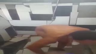 Spycam einer schwarzen Frau unter der Dusche