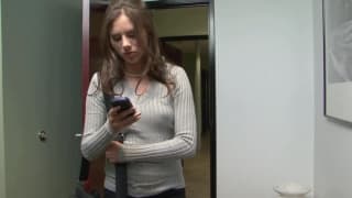 Lesbische Frauen berühren sich gegenseitig