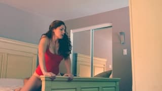 Sie sitzt auf seinen Gesicht und er eckt sie