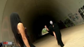 Sie bietet den Arsch an, um ihn hart zu machen