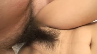 Orientalische Sau mit behaarter Fotze liebt Sex