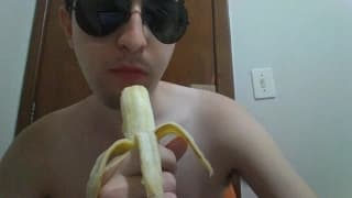 Eine Banane ins Arschloch schieben und spielen