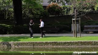 Brünette Schlampe wird entführt und genießt es