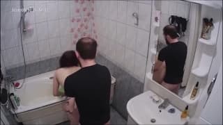 Valery bläst und fickt im Badezimmer
