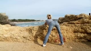 Blonde MILF bekommt einen harten Fick am Strand