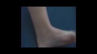 Er genießt, ihre Füße auf seiner Nudel