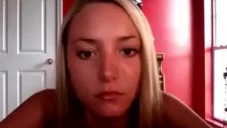 Dieses süße blonde Babe berührt sich selbst