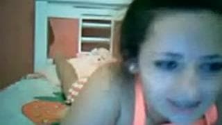 Diese Hure spielt mit ihren Titten vor der Cam