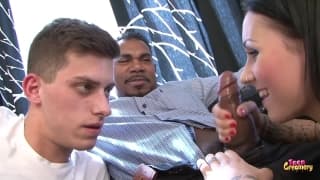 BBC sodomisiert Mädchen und Freund leckt ihre Möse