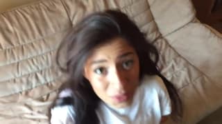 Sie geht auf die Knie zum Schwanz lutschen