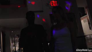 Er steckt seinen schwarzen Schwanz in das Mädchen