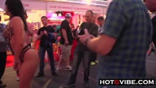 Glückspilz fand sexy Mädchen beim Masturbieren