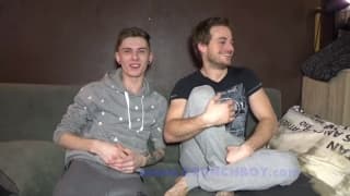 Junge Männer werden zu Hause zusammen geil