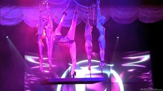 Frauen zeigen auf der Bühne ihre Bouncy-Körper