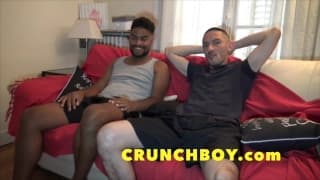 Interrassische Freunde auf Sofa beschäftigt