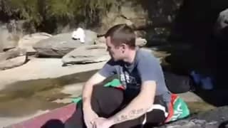 Junger Kerl erfreut sich bei Schwanz-Action