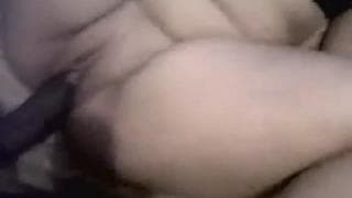 Sie spritzt auf seinen schwarzen Schwanz