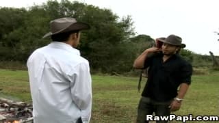 Zwei Latino-Freunde ficken mit guter Aussicht