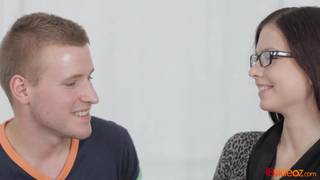 Zwei junge Schauspieler lecken sich gegenseitig vor dem Ficken. Zwei junge Schauspieler lecken sich gegenseitig vor dem Ficken.