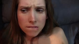 Eine behaarte Fotze in ihre weißen Leggings