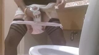 Diese Transe wichst sich in der Toilette Diese Transe wichst sich in der Toilette