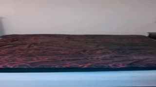 Als Blondine verkleidet wichst er sich einen