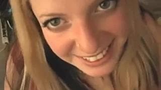 Diese Amateur liegt auf dem Rücken und Bumst Diese Amateur liegt auf dem Rücken und Bumst