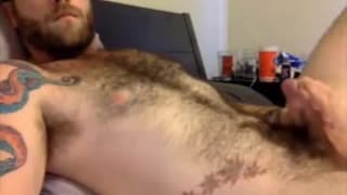 Dieser haarige Dilf liebt es zu wichsen Dieser haarige Dilf liebt es zu wichsen